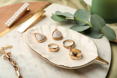 Süslü altın bijouterie dekoratif tahtada, yakın plan