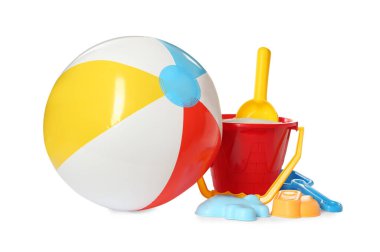 Şişirilebilir renkli plaj topu ve beyaz arka planda kum oyuncakları