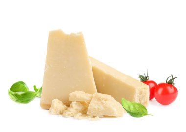 Parmesan peyniri, kiraz domatesleri ve beyaz arka planda fesleğen.