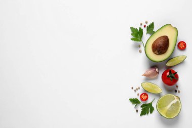 Beyaz arka planda taze guacamole malzemeleri var. Metin için boşluk
