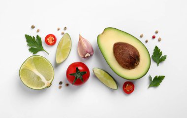Beyaz zemin üzerinde guacamole için taze malzemeler, düz yatıyordu