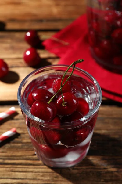 Cerises Rouges Douces Avec Glaçons Verre Sur Table Bois — Photo