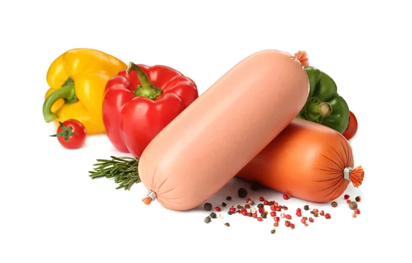 Leckere Kochwürste Mit Gemüse Rosmarin Und Pfefferkörnern Auf Weißem Hintergrund — Stockfoto