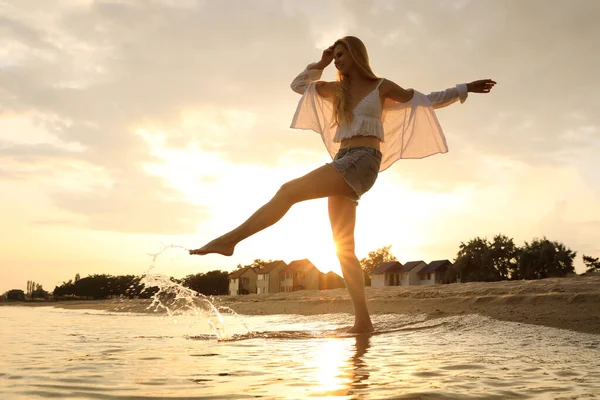 Mooie Jonge Vrouw Spelen Met Water Zee Strand — Stockfoto