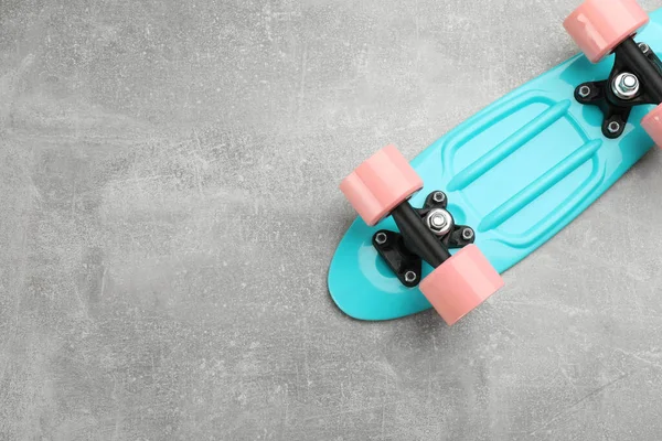 Skateboard Turquoise Sur Fond Pierre Grise Vue Dessus Espace Pour — Photo