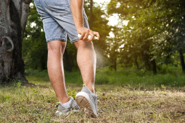 Uomo Che Applica Repellente Insetti Sulla Gamba Nel Parco Primo — Foto Stock