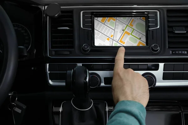 Man Använder Navigationssystem Medan Kör Bil Närbild — Stockfoto
