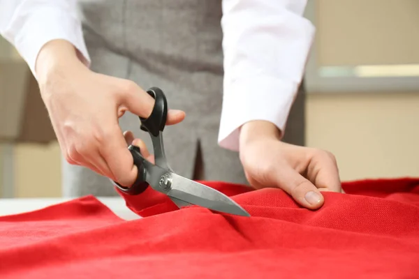 Näherin Schneidet Roten Stoff Mit Der Schere Arbeitsplatz Nahaufnahme — Stockfoto