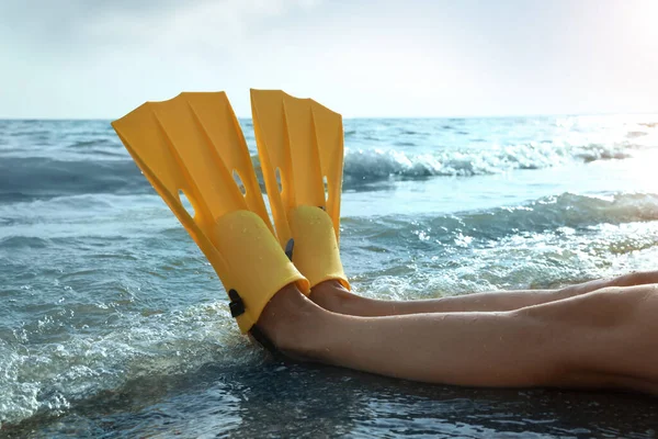 Femme Palmes Près Mer Sur Plage Gros Plan — Photo