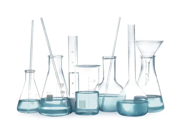 白隔离液体的实验室玻璃器皿 — 图库照片