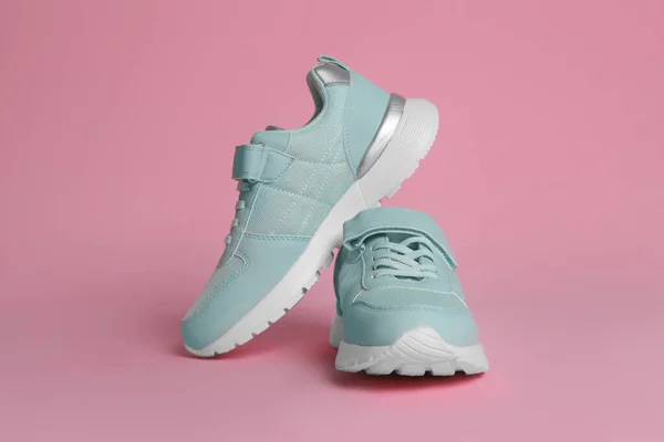 Par Snygga Sneakers Rosa Bakgrund — Stockfoto