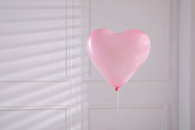 Işık odasında kalp şeklinde balon.