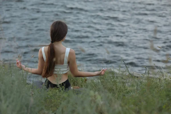 Ragazza Adolescente Che Medita Vicino Fiume Vista Posteriore Spazio Testo — Foto Stock