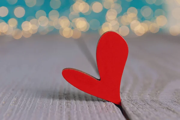 Κόκκινη Διακοσμητική Καρδιά Γκρι Ξύλινο Τραπέζι Κατά Θολή Φώτα Closeup — Φωτογραφία Αρχείου