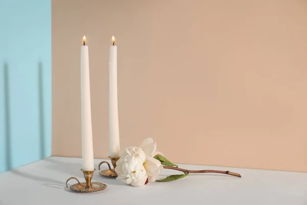 Κομψά Κηροπήγια Αναμμένα Κεριά Και Λουλούδια Λευκό Τραπέζι — Φωτογραφία Αρχείου
