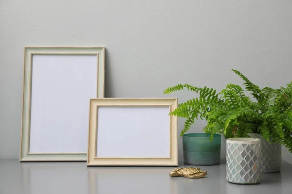 Marcos Fotos Vacíos Velas Plantas Verdes Sobre Mesa Gris — Foto de Stock