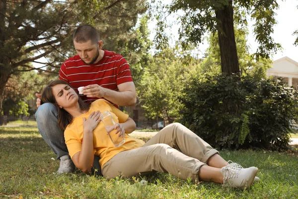 Man Helping Woman Park Suffering Heat Stroke — Stock Photo, Image