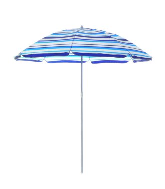 Açık mavi çizgili plaj şemsiyesi beyazda izole
