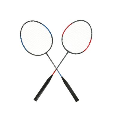 Beyaz arka planda iki badminton raketi. Spor malzemeleri.