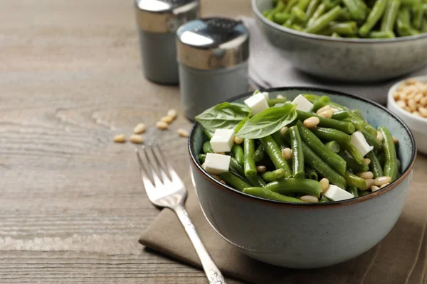 Délicieuse Salade Haricots Verts Pignons Pin Fromage Servie Sur Table — Photo