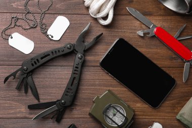 Küçük taşınabilir çoklu araç ve aksesuarlarla ahşap masa üzerinde düz konum