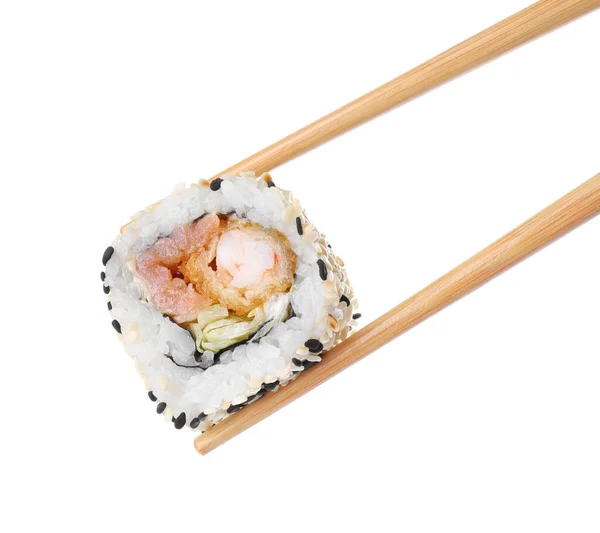 白い背景に箸で寿司ロールを保持 クローズアップ — ストック写真