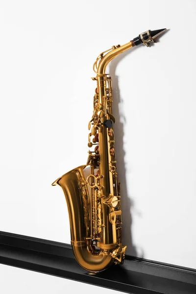 Saxofone Bonito Prateleira Perto Parede Branca Instrumento Musical — Fotografia de Stock