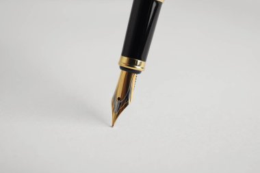 Kağıt üzerine dolmakalemle yazmak, yakın plan