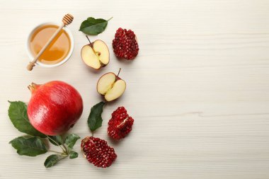 Beyaz ahşap masa üzerinde Rosh Hashanah tatil özellikleri ile düz kompozisyon yatıyordu. Metin için boşluk