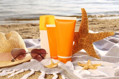 Deniz kenarında güneş koruma ürünleri ve plaj aksesuarları.