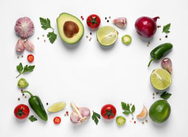 Beyaz arka planda taze guacamole malzemesi çerçevesi, düz. Metin için boşluk