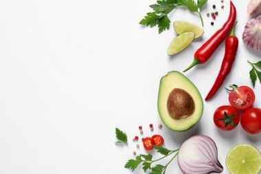 Beyaz arka planda taze guacamole malzemeleri var. Metin için boşluk