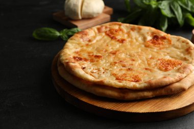 Siyah masada peynirli nefis khachapuri, yakın plan.