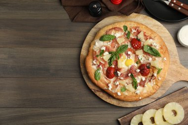 Prosciutto, ananas, ızgara domates ve ahşap masada yumurtalı pizza. Metin için boşluk