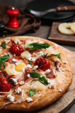 Prosciutto, ananas, ızgara domates ve yumurtalı pizza, yakın plan.