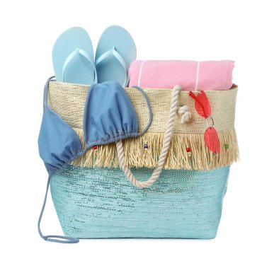 Plaj aksesuarlarıyla bembeyaz bir çanta.