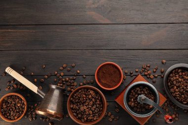 Fasulyeli, pudralı ve jezveli klasik el yapımı kahve öğütücüsü. Metin için boşluk