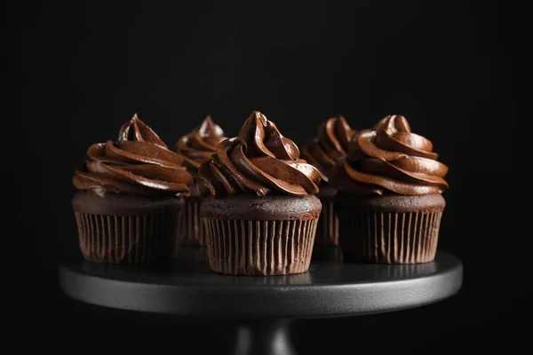 Deliciosos Cupcakes Chocolate Con Crema Postre Pie Sobre Fondo Negro — Foto de Stock