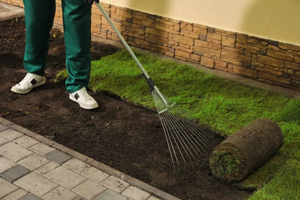 Arbetare Utjämning Jord Innan Lägger Gräs Sod Bakgård Närbild — Stockfoto