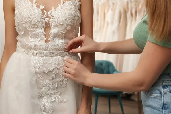 Mulher Ajudando Noiva Usar Vestido Noiva Boutique Close — Fotografia de Stock