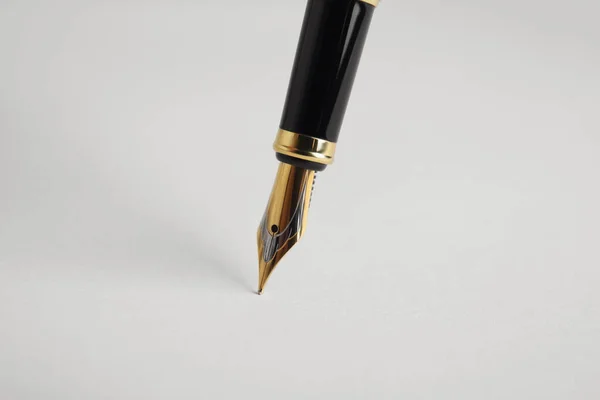 Menulis Dengan Pena Selembar Kertas Closeup — Stok Foto