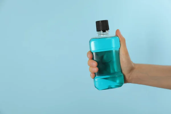 Frau Mit Flasche Mit Mundwasser Auf Hellblauem Hintergrund Nahaufnahme Raum — Stockfoto