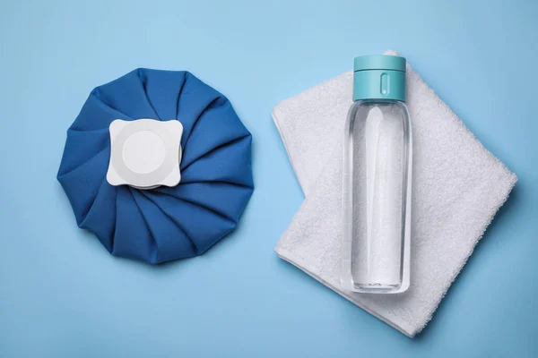 Botella Agua Compresa Fría Toalla Sobre Fondo Azul Claro Plano —  Fotos de Stock