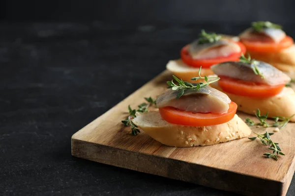 Deliciosos Sándwiches Con Arenque Salado Tomate Tomillo Sobre Mesa Negra —  Fotos de Stock