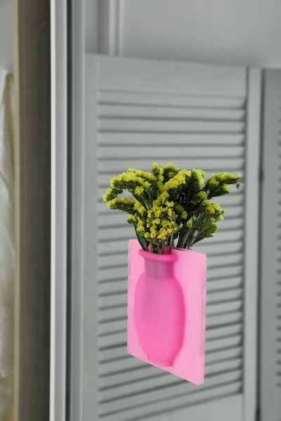 Siliconen Vaas Met Mooie Gele Bloemen Spiegel Kamer — Stockfoto