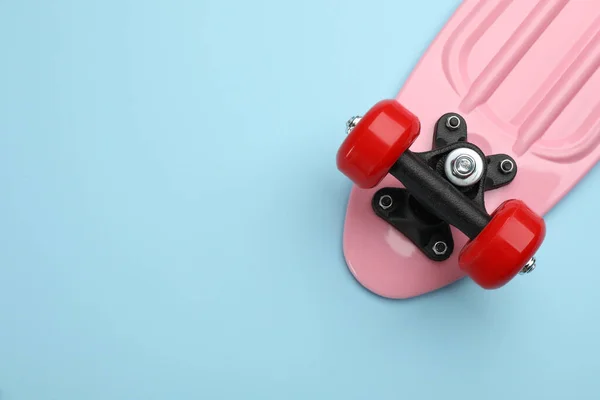 Skateboard Sobre Fondo Turquesa Vista Superior Espacio Para Texto — Foto de Stock