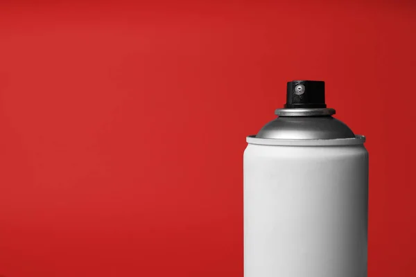 Lata Pintura Aerosol Sobre Fondo Rojo Primer Plano Con Espacio —  Fotos de Stock