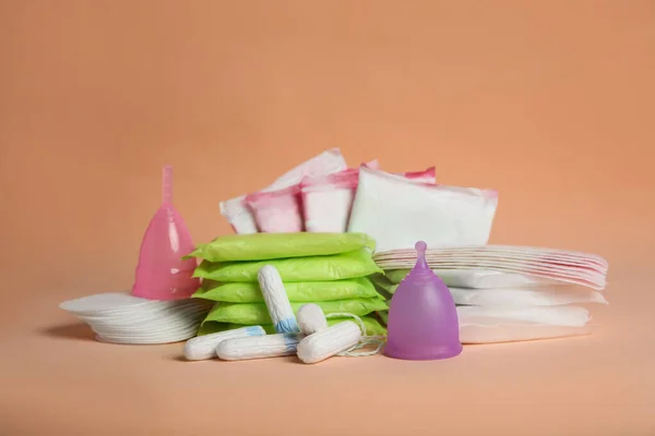 Menstruační Podložky Jiné Dobové Produkty Světle Oranžovém Pozadí — Stock fotografie