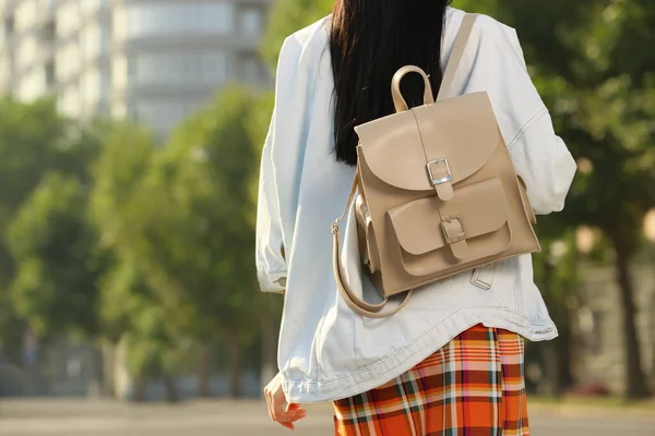 Jovem Mulher Com Mochila Bege Elegante Rua Cidade Close Espaço — Fotografia de Stock