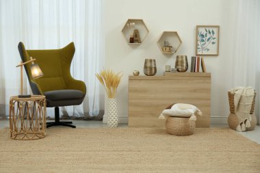 Rahat koltuğu ve ahşap masası olan şık bir oturma odası.